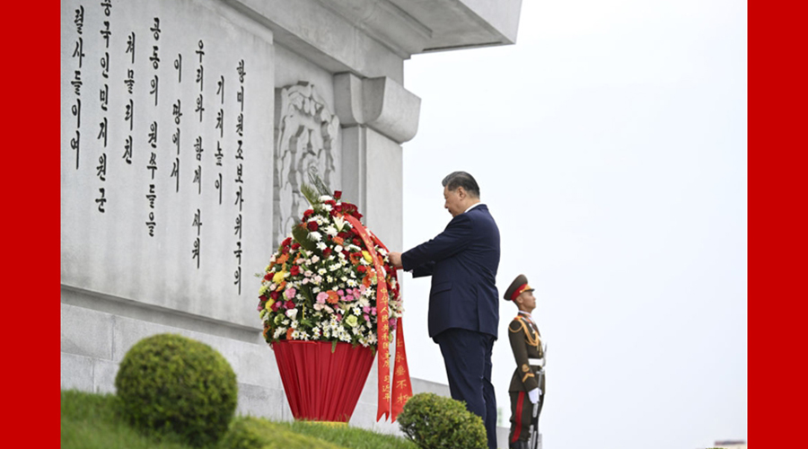 习近平和彭丽媛参谒中朝友谊塔