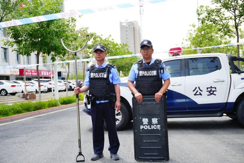 刘洪涛与同事护航高考（胡杨网唐媛媛摄）.jpg