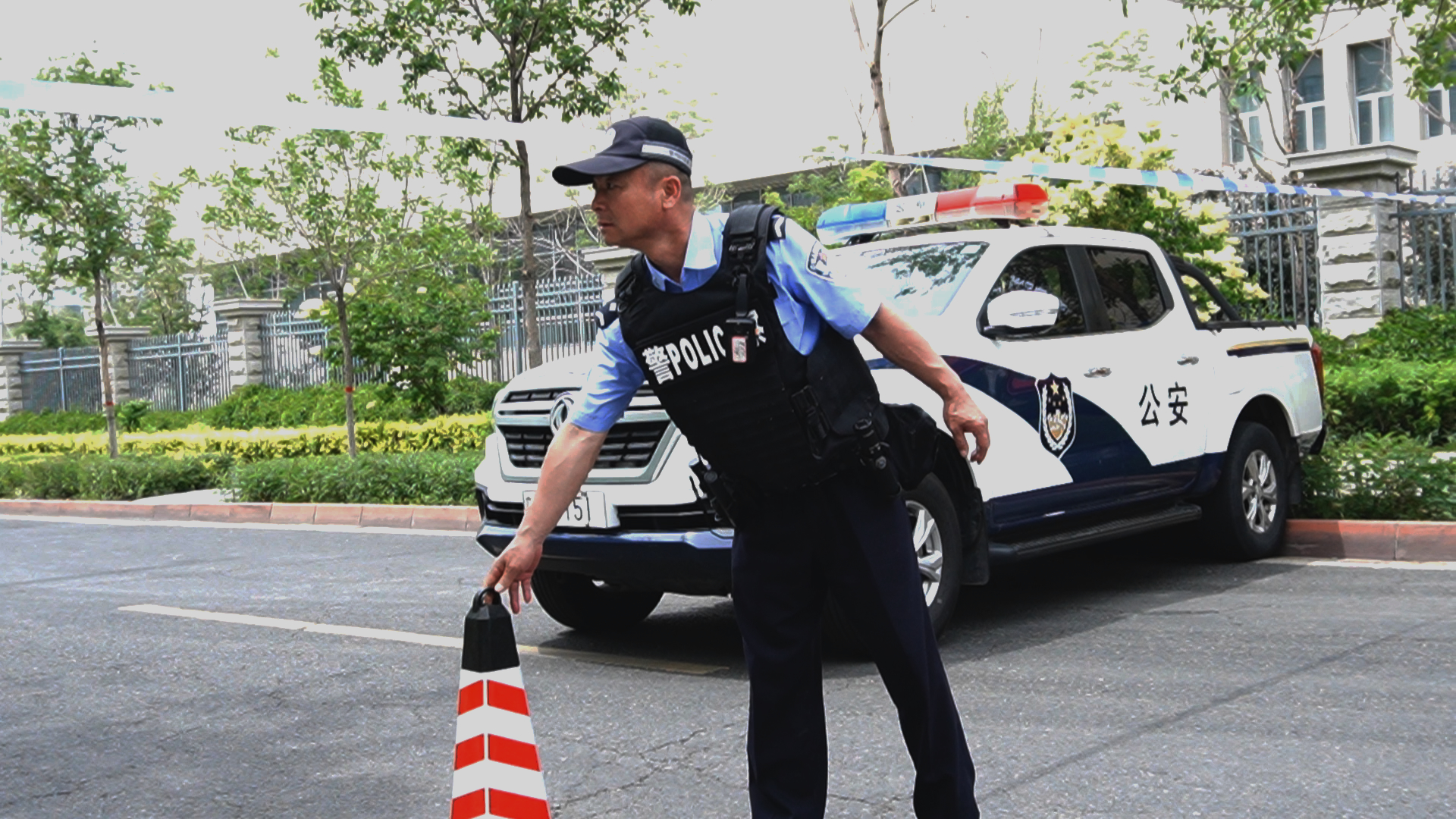 刘洪涛细致布置考场周边安保设施（胡杨网唐媛媛摄）.jpg