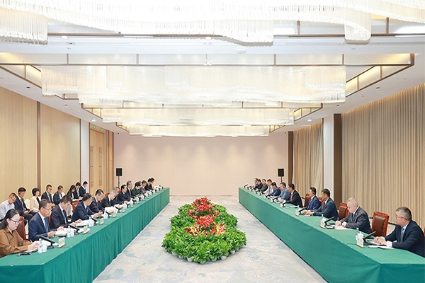 陈小江艾尔肯·吐尼亚孜会见出席2026年环阿尔泰次区域国际合作会议外宾