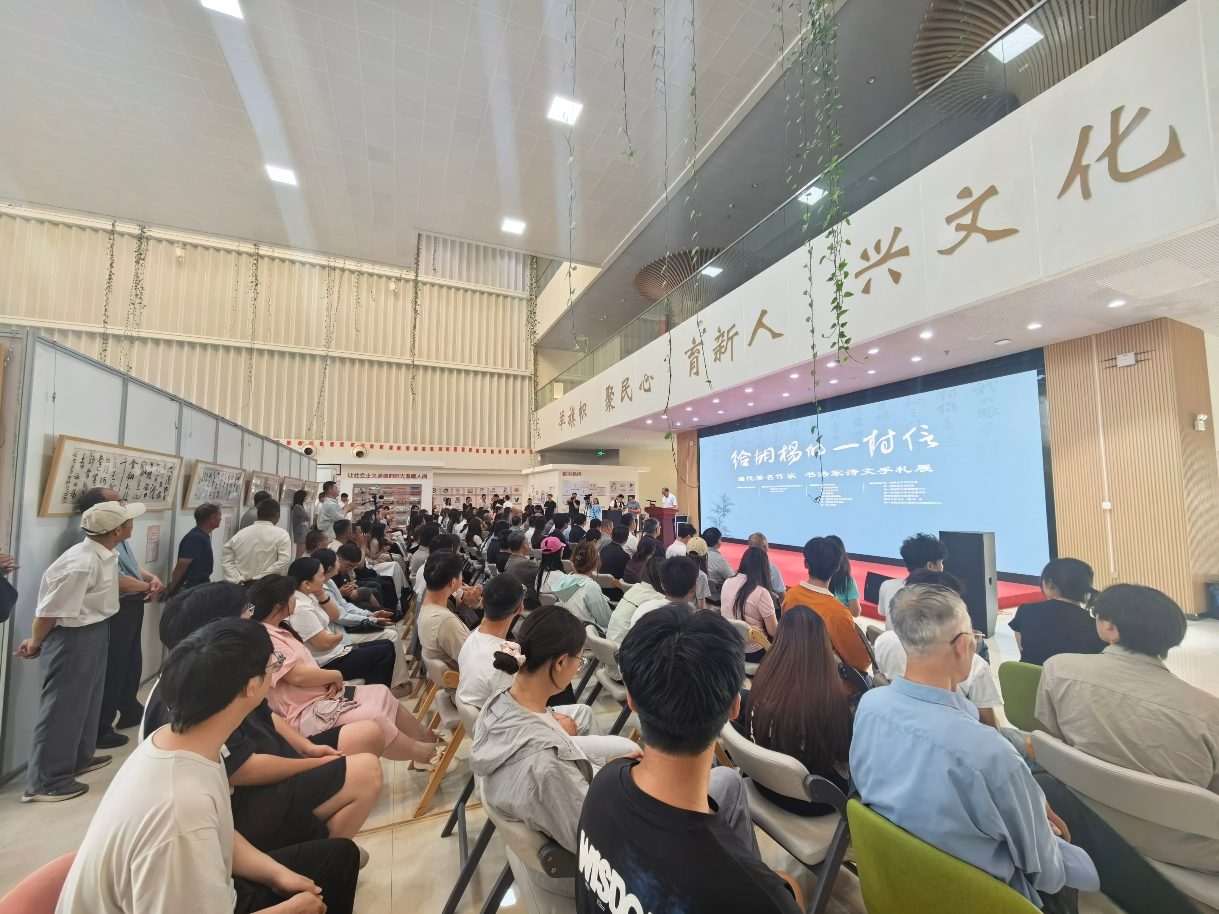 6月11日，“写给胡杨的一封信”当代著名作家、书法家诗文手札展在阿拉尔市开展。李芳芳 摄.jpg