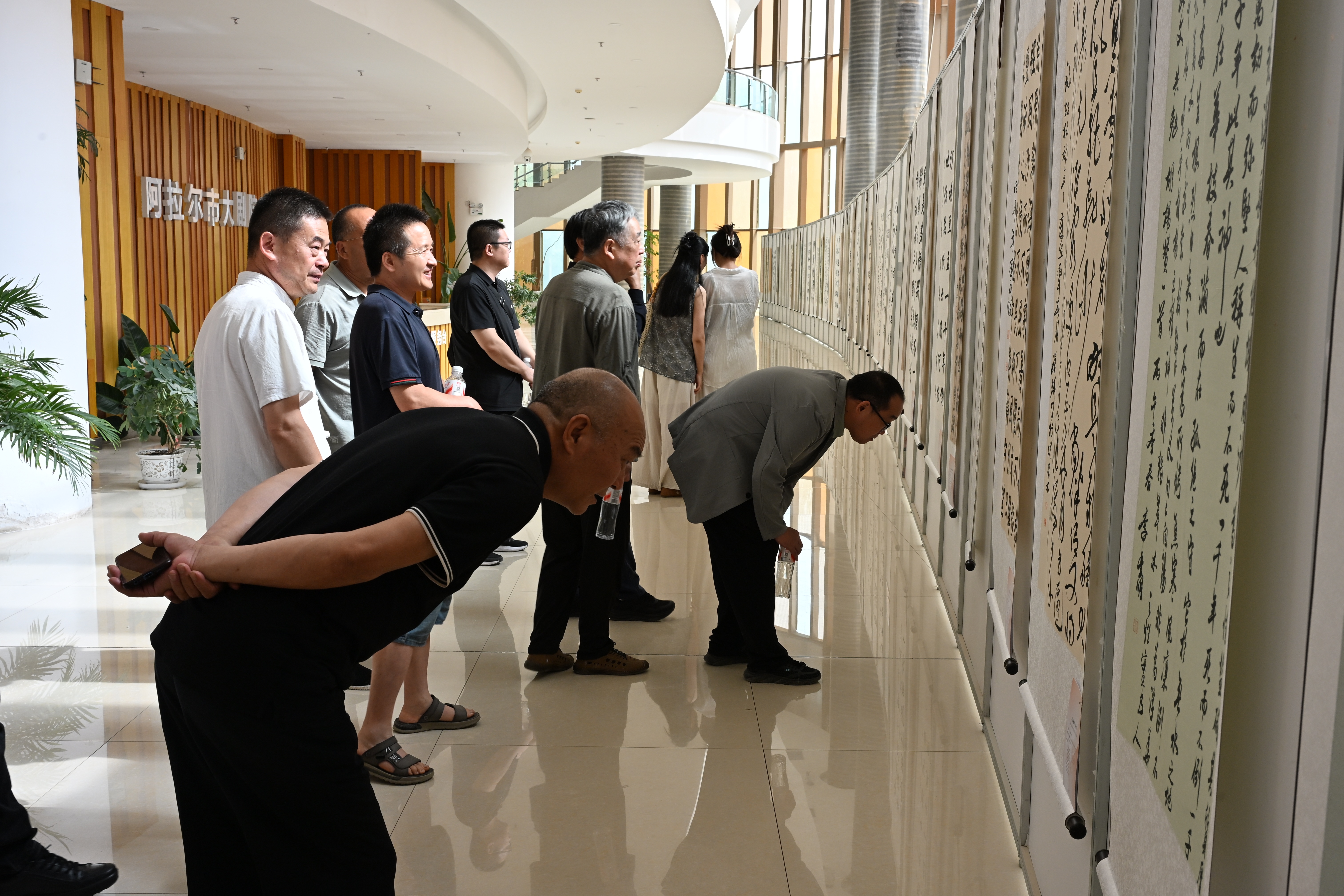 开幕仪式结束后，大家纷纷走进展厅观展，驻足品读一件件笔墨佳作。李芳芳 摄.jpg