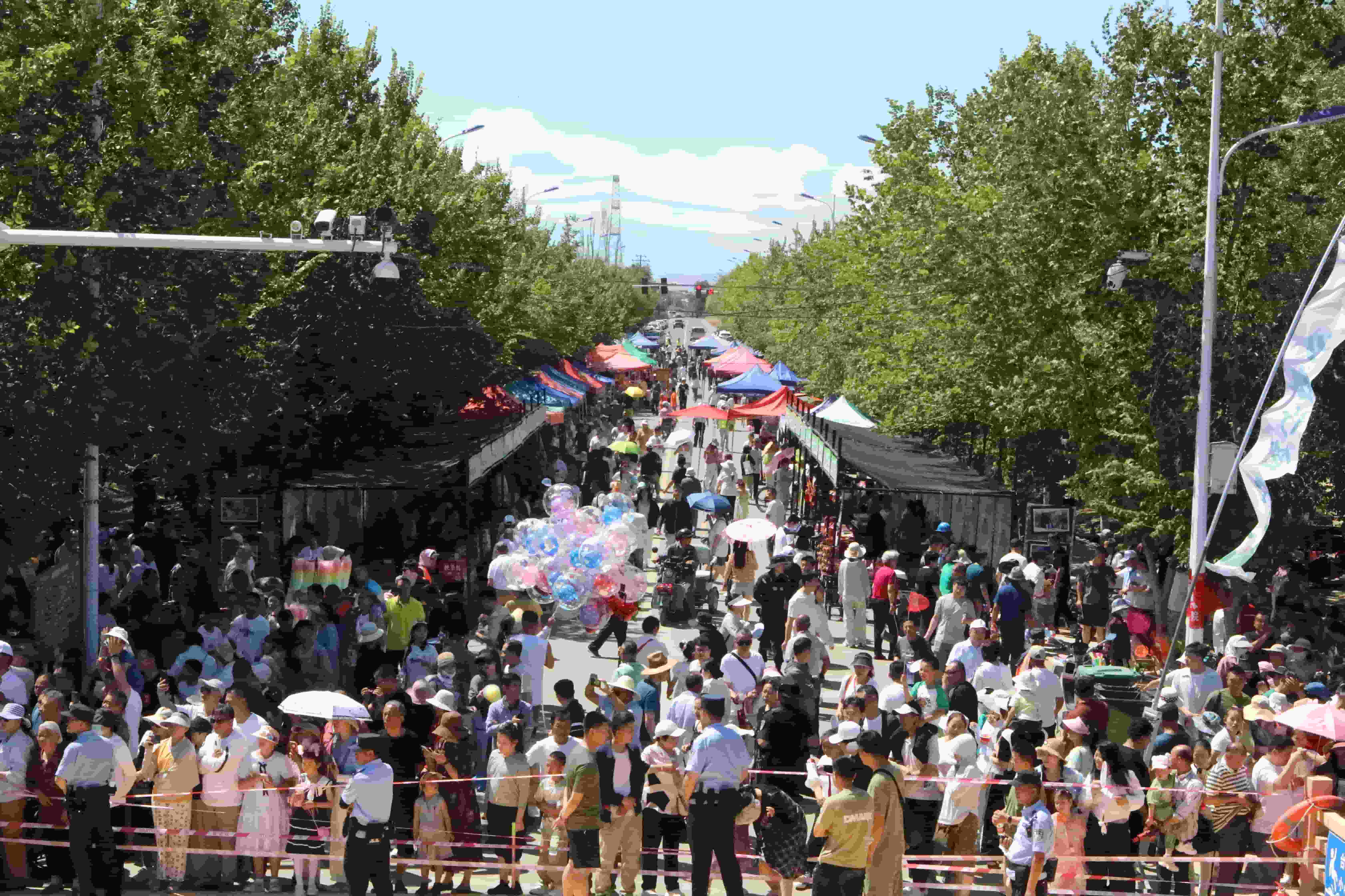 走马川河畔的集市吸引着来往居民和游客。胡杨网记者 李雨浪 摄.jpg