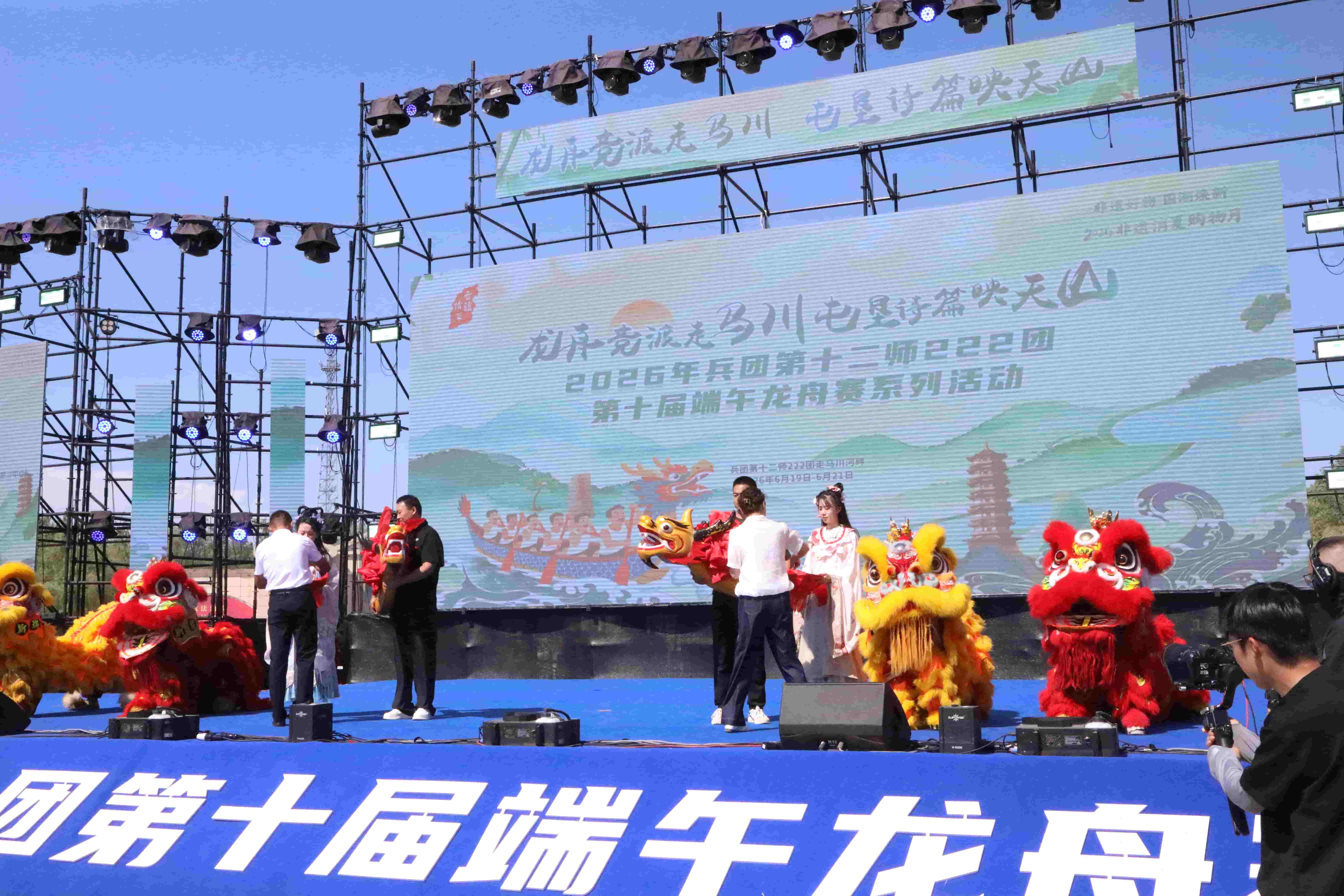 开幕式上庄重的龙舟点睛仪式。胡杨网记者 李雨浪 摄.jpg