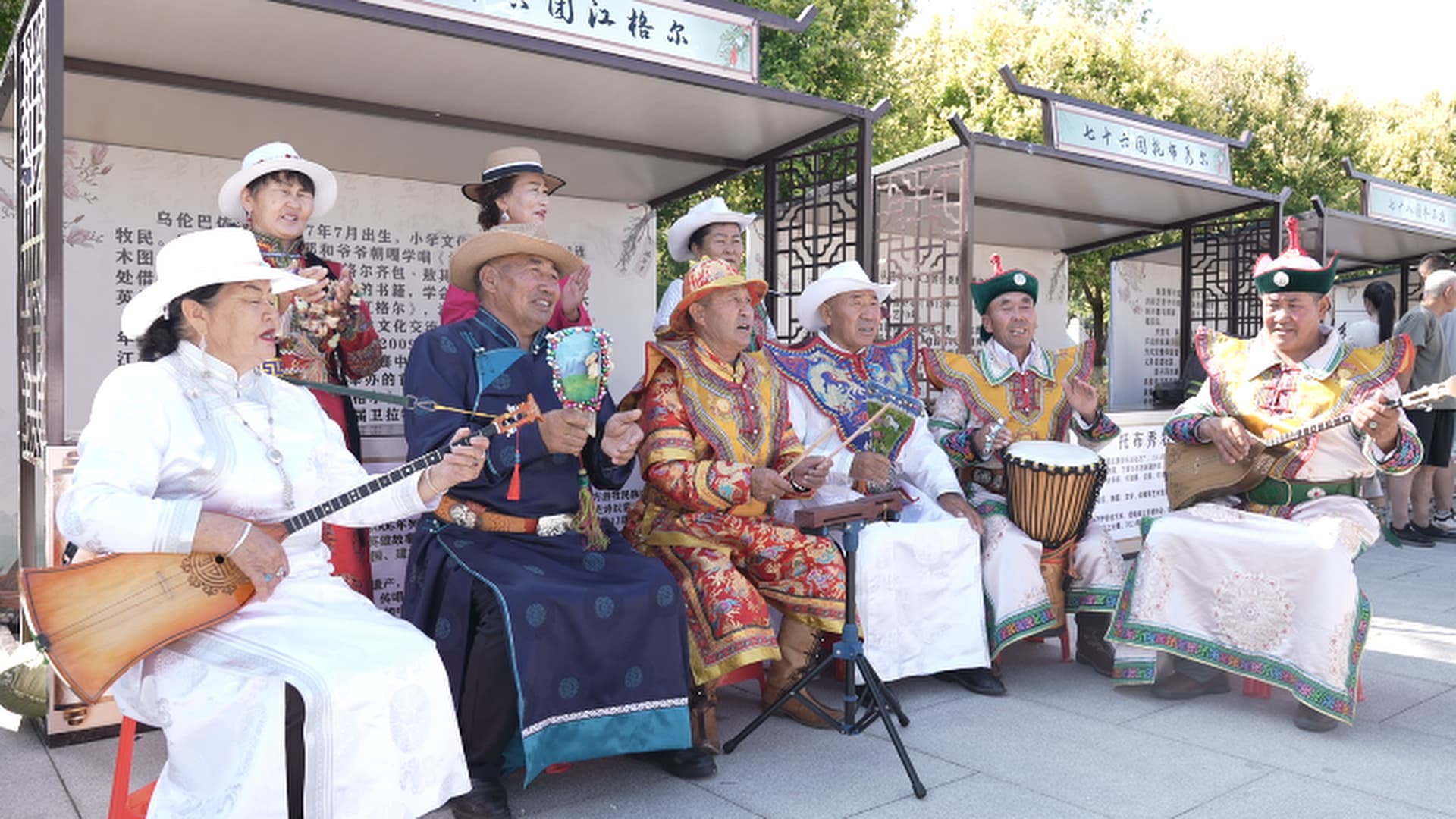 四师七十六团“《江格尔》传唱队”带来《江格尔》史诗说唱(明辉摄).jpg