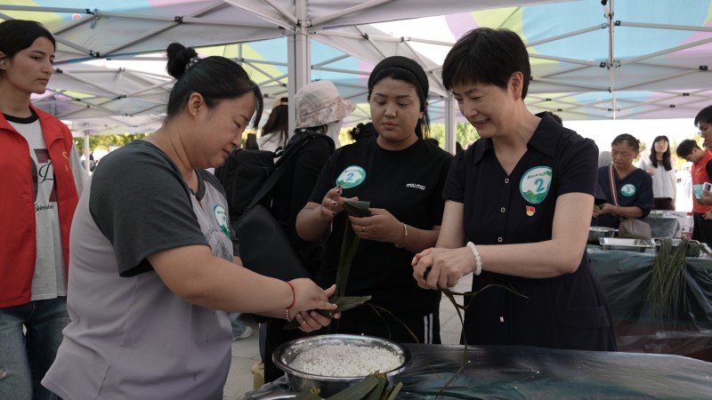 各族职工群众在一起包粽子（明辉摄）.jpg