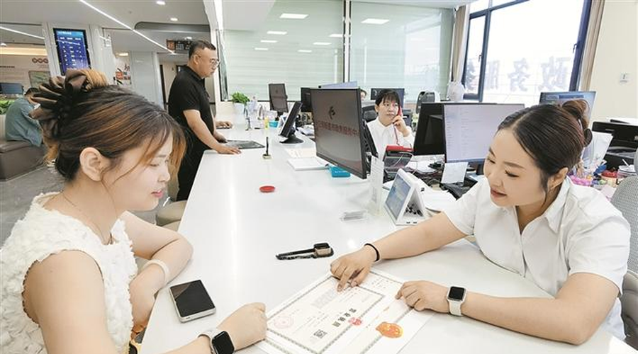 十三师新星市持续优化政务服务——“一窗通办”破解群众办事难