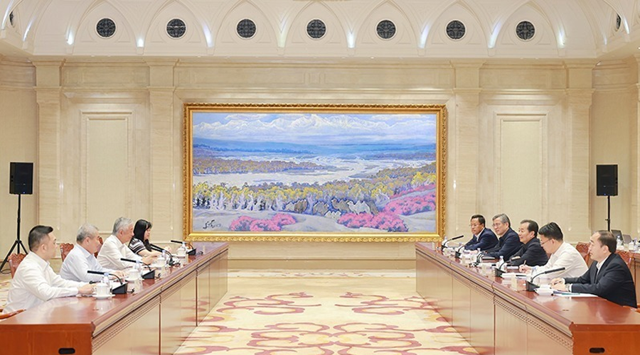 陈小江会见马来西亚—中国商务理事会主席卢成全