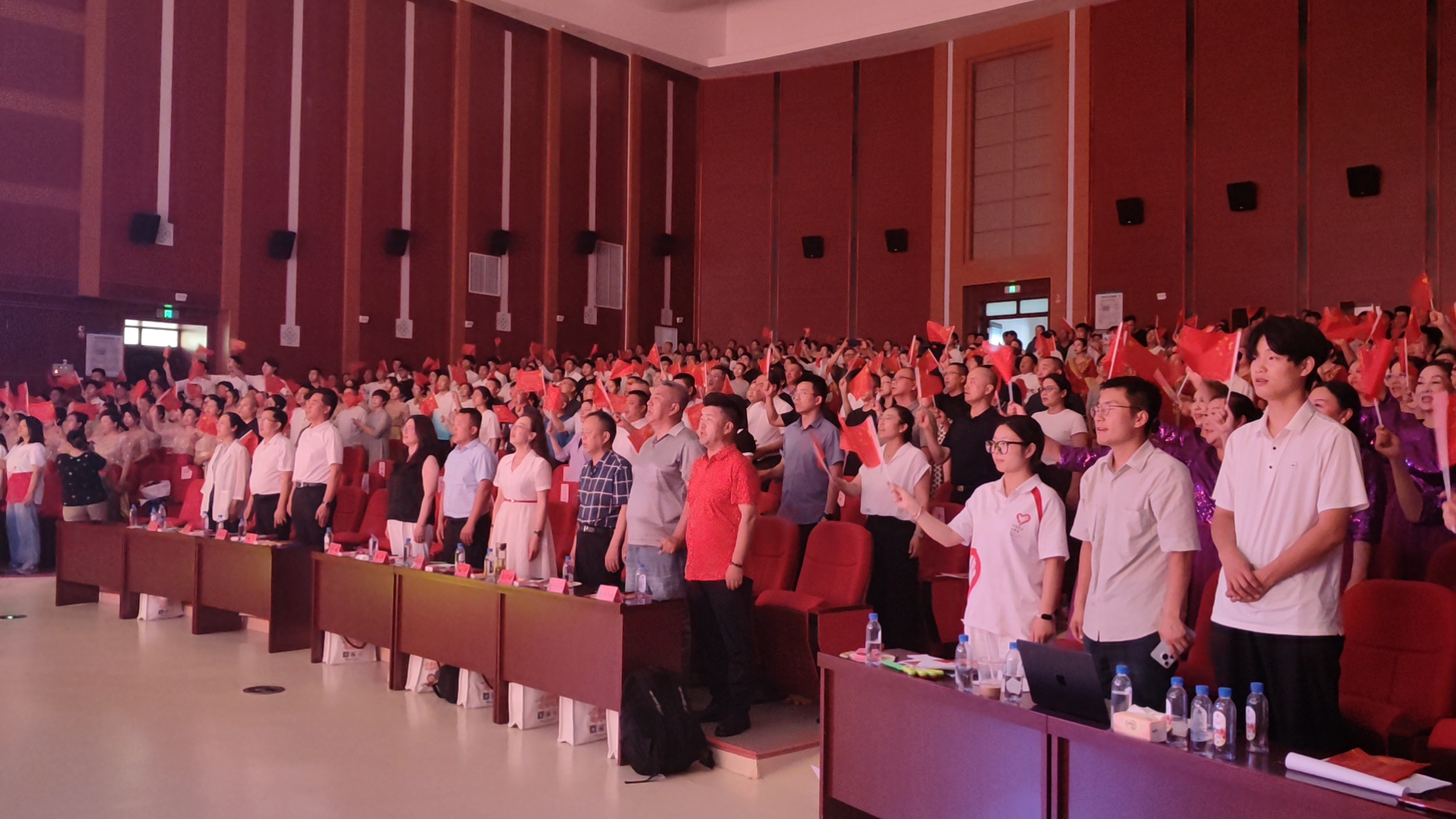 大家齐声高唱歌曲《没有共产党就没有新中国》。梁艳摄.jpeg