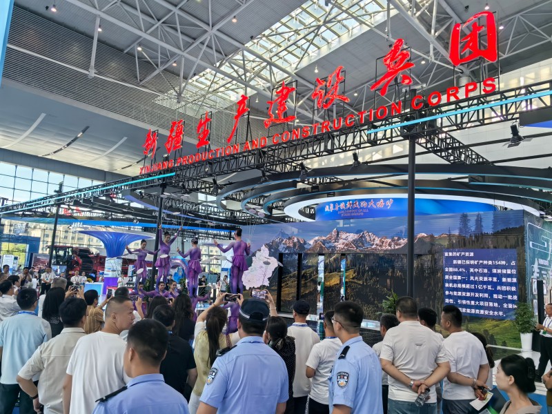 6月26日，展会期间，兵团展馆前在进行杂技表演。胡杨网 李雨浪 郭雪伟 摄.jpg