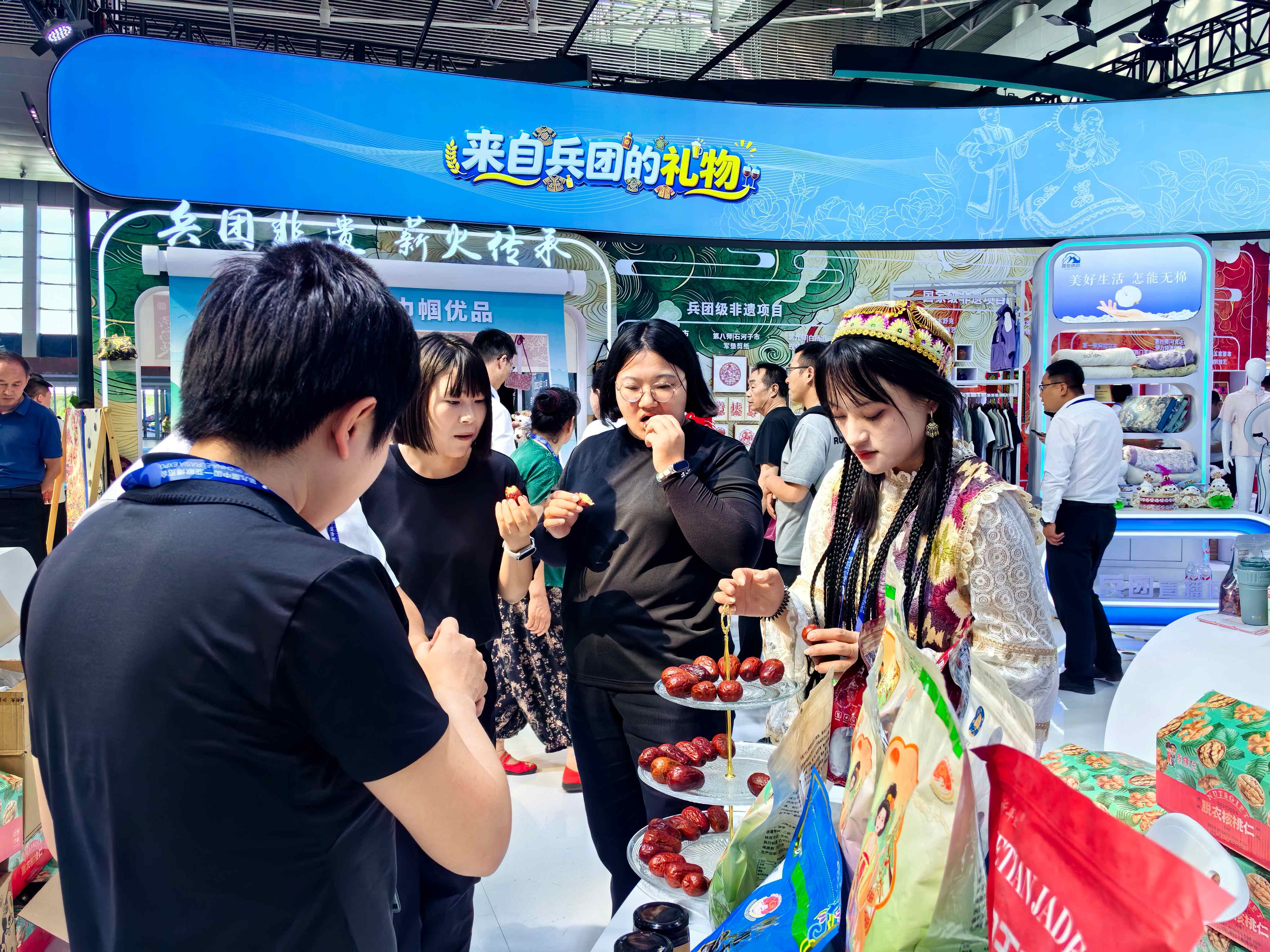 参展观众在兵团展区试吃干果。胡杨网 李雨浪 郭雪伟 摄.jpg