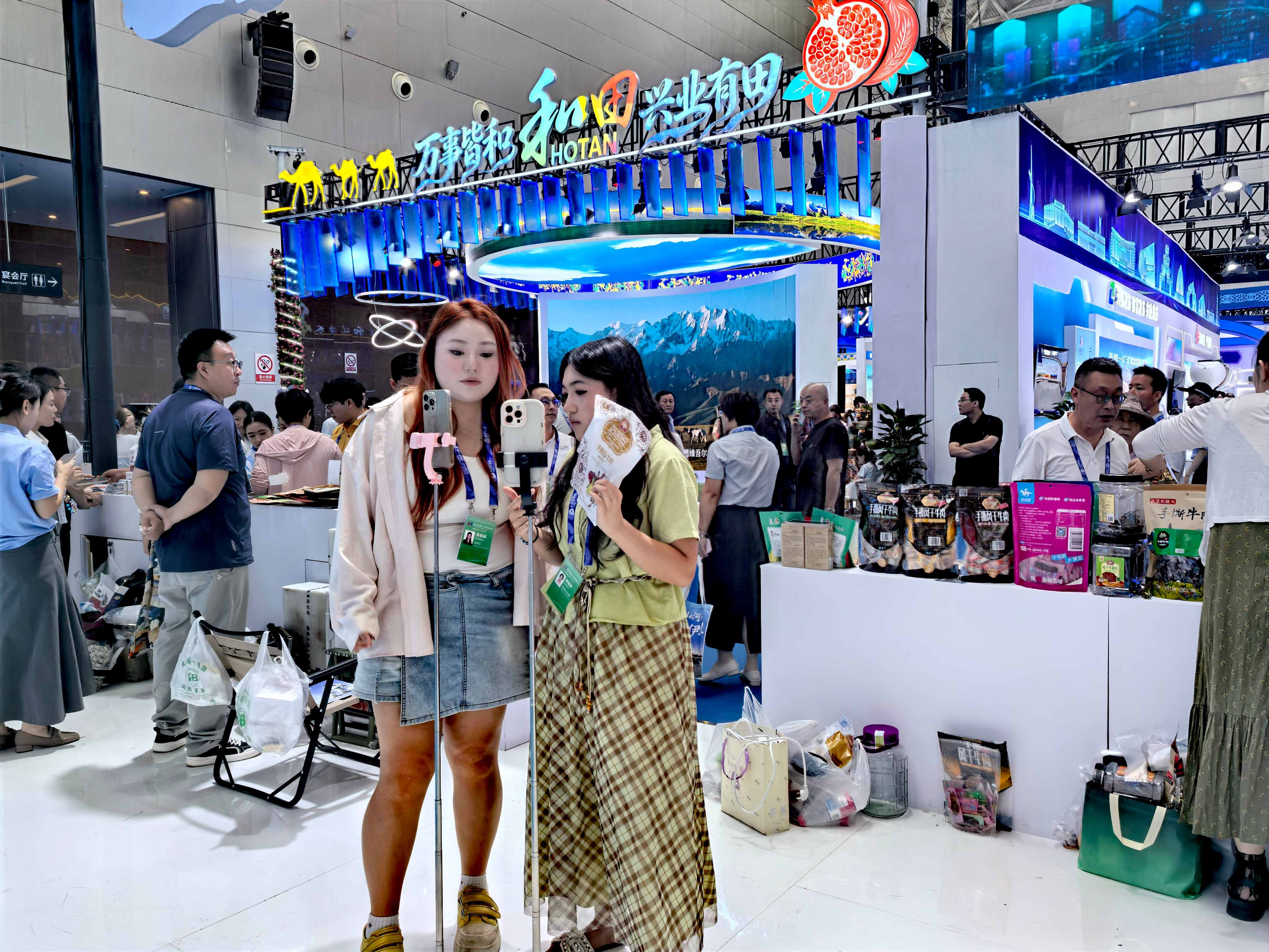 兵团展区内随处可见的“直播间”。胡杨网 李雨浪 郭雪伟 摄.jpg