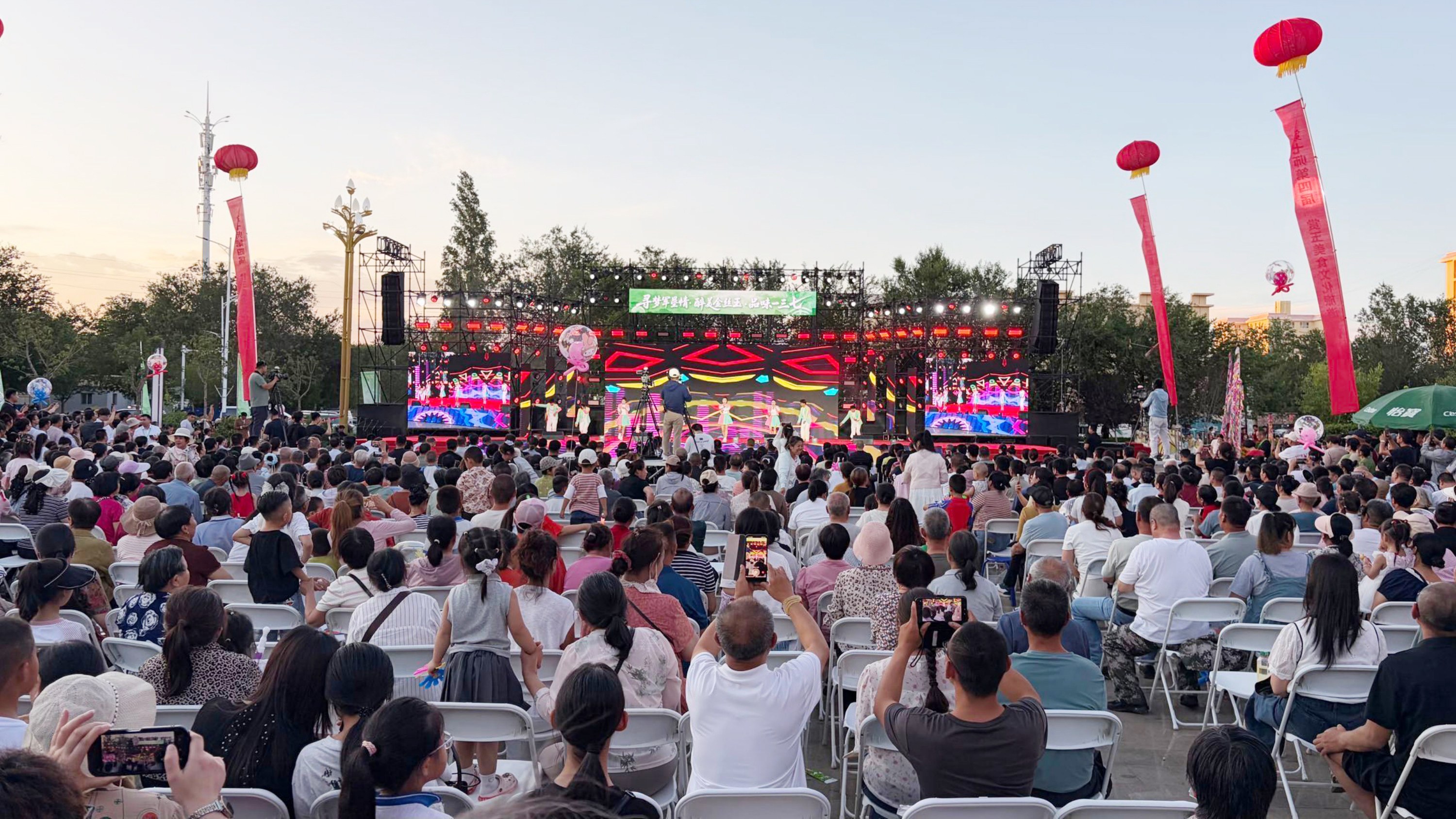 第七师第四届“赏玉美食文化旅游宣传周”活动启幕现场。白鹭 摄.jpg