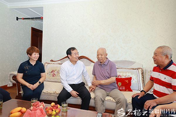陈小江走访慰问老党员和因公殉职干部亲属