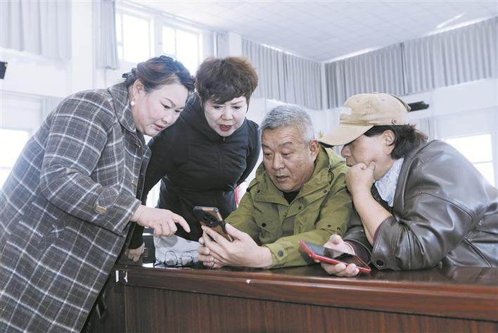 电商培训课后,八师一四三团九连职工围在一起复盘交流课上学到的电商运营知识(资料图片)。李冬蕾 提供