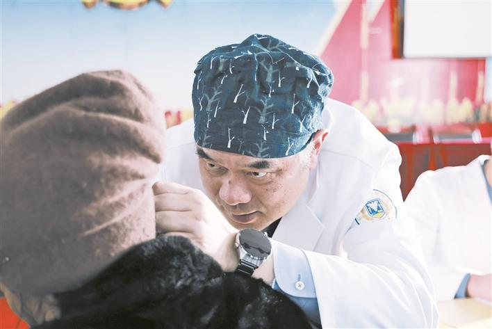 浙大邵逸夫阿拉尔医院组织专家团队到阿瓦提县开展义诊活动，图为该院院长张雷为村民检查耳道情况（摄于1月14日）。王勇 摄