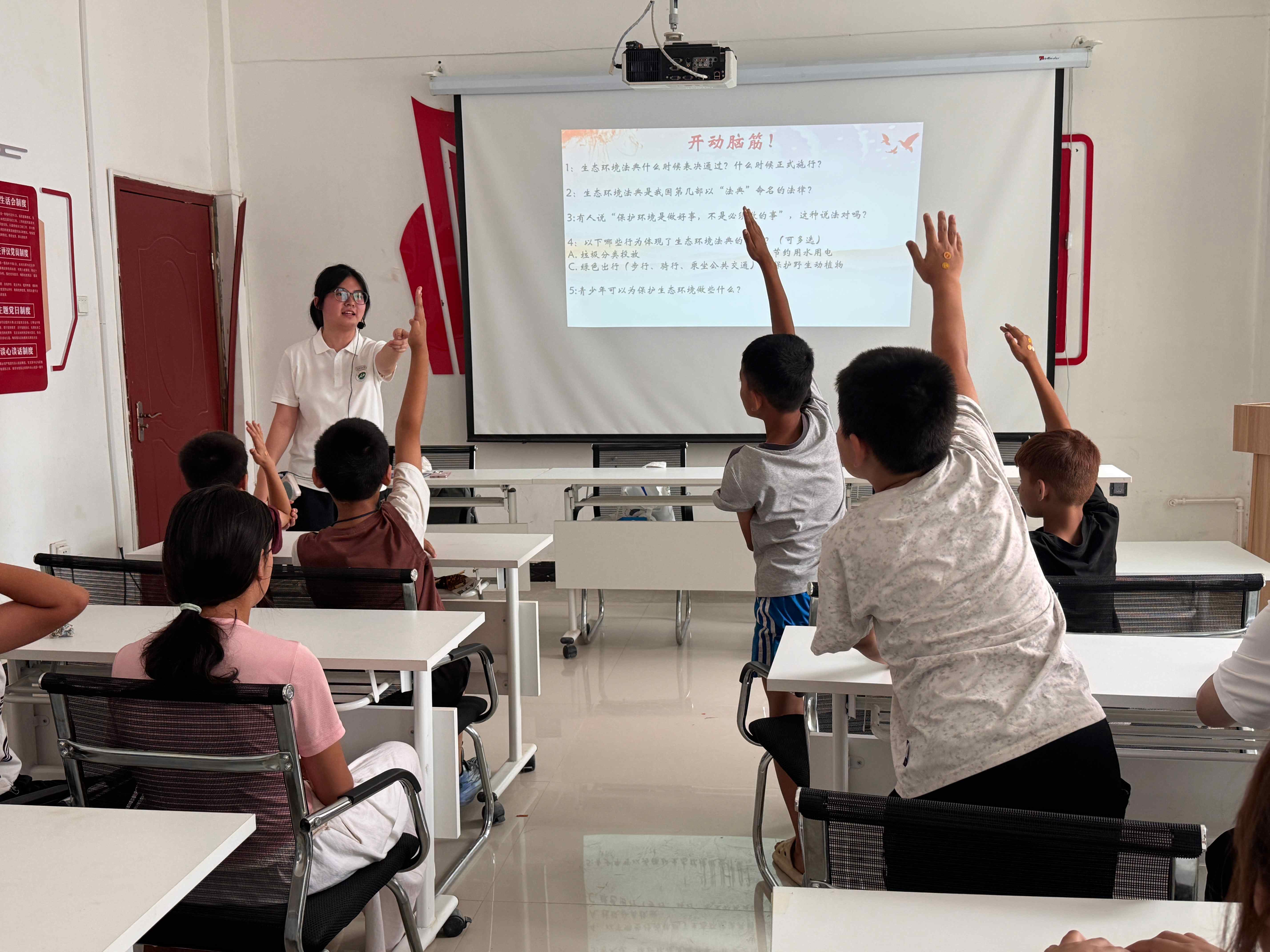图为石河子大学法学院“法润青春同筑梦，语承兵团共铸魂”社会服务践行团在第三师图木舒克市锦绣街道玫瑰苑社区开设《生态环境法典》讲解小课堂 张璐阳供图.jpg
