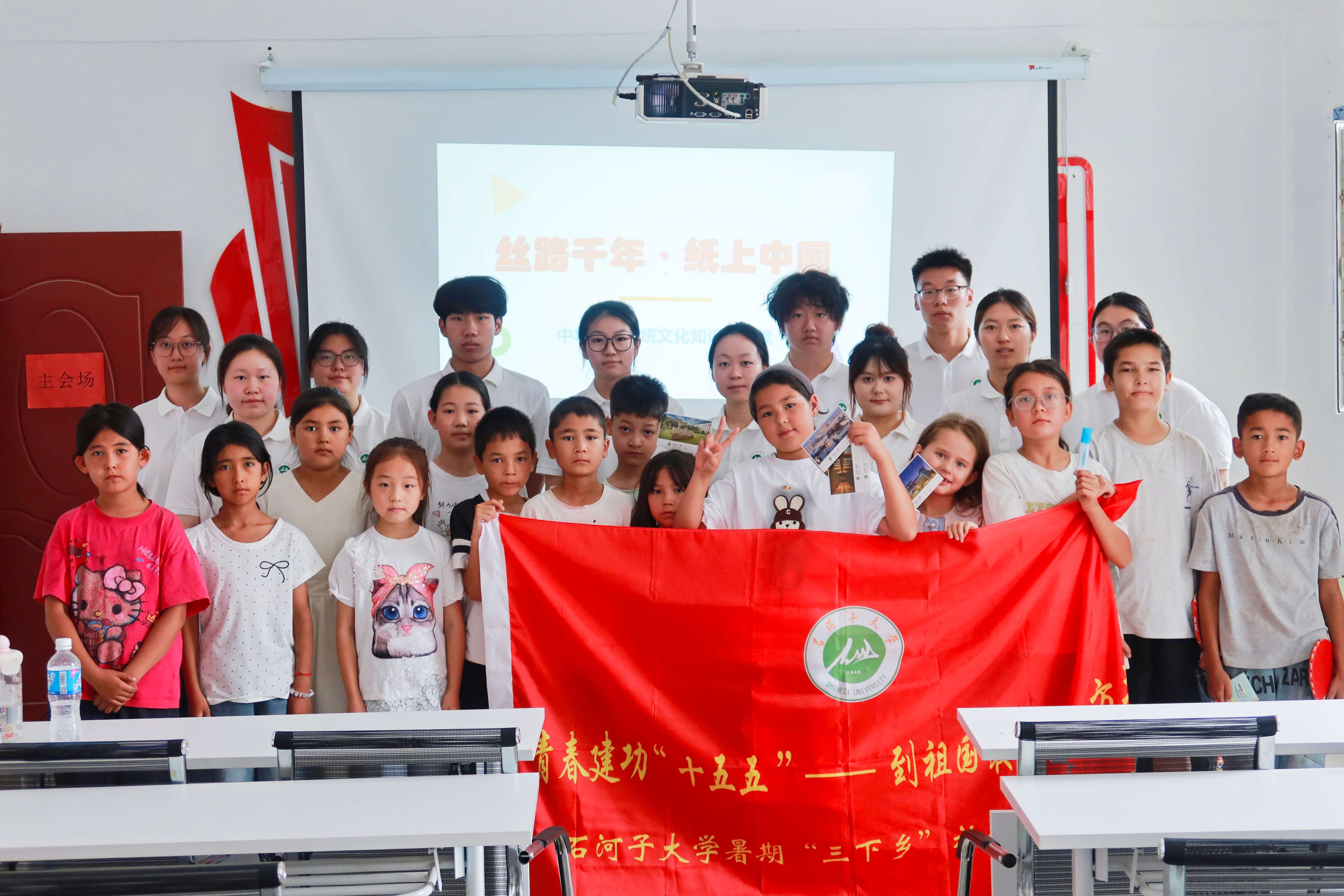 图为石河子大学法学院“法润青春同筑梦，语承兵团共铸魂”社会服务践行团在第三师图木舒克市锦绣街道玫瑰苑社区进行中华优秀传统文化宣讲并合影留念 贾阳阳供图.jpg