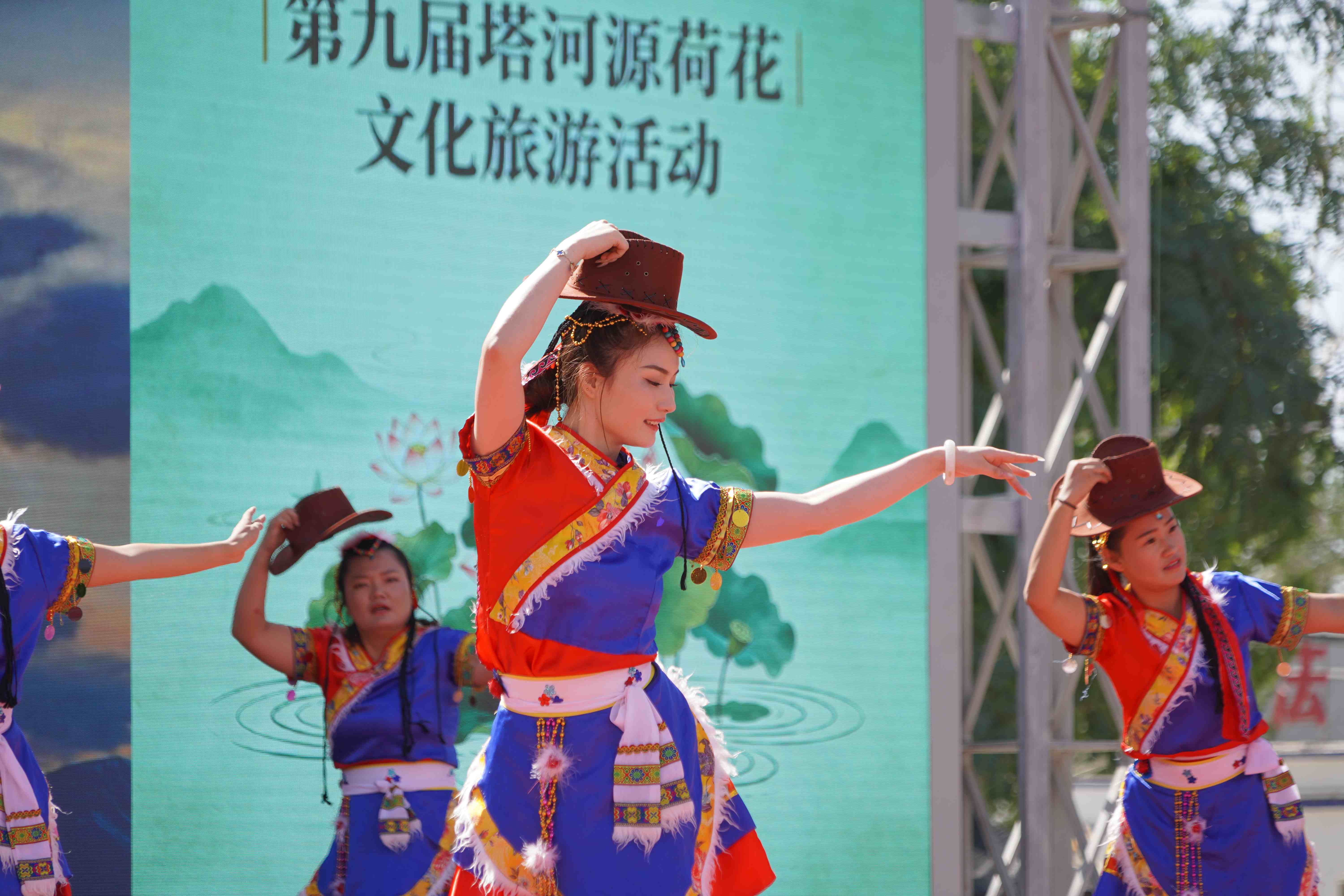 活动期间，精彩的歌舞表演轮番上演。.jpg