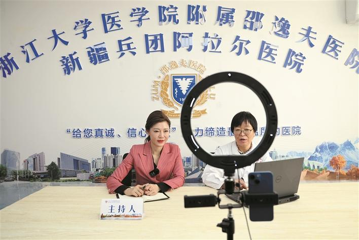 在浙大邵逸夫阿拉尔医院网络直播间，医生在线向网友普及医疗保健知识（资料图片）。随着兵团国家区域医疗中心建设稳步推进，浙大邵逸夫阿拉尔医院充分利用“互联网+医疗”模式，持续增强区域医疗服务能力。兵团日报全媒体记者 王志清 摄