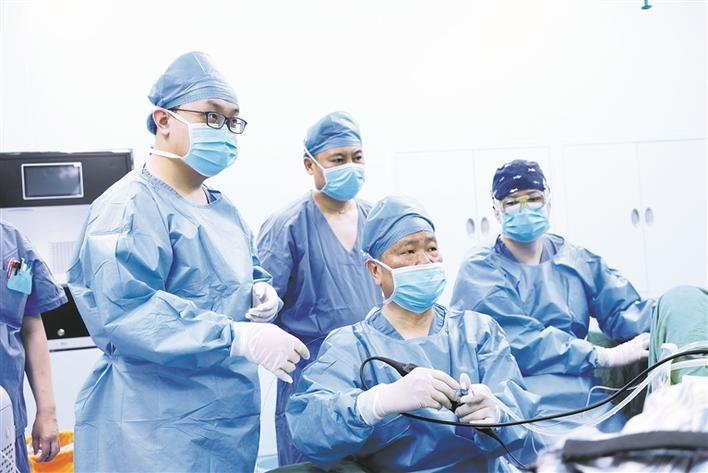 浙大邵逸夫阿拉尔医院携手南方医科大学南方医院赣州医院专家团队，运用智能控压联合可弯曲鞘软镜碎石清石技术，为患者实施手术（摄于4月17日）。王芳芳 摄