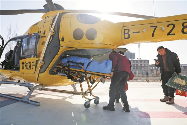 浙大邵逸夫阿拉尔医院医护人员乘坐“空中120”救援直升机转运患者（资料图片）。张芯萌 摄