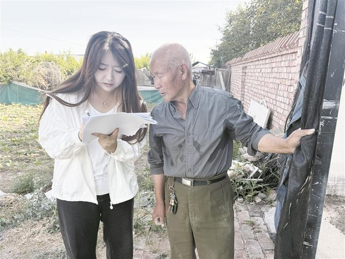 八师一四三团九连党支部副书记、连管会连长李冬蕾（左）在进行安全隐患排查走访（摄于6月17日）。李冬蕾 提供