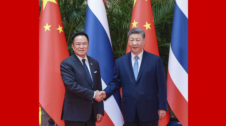 习近平会见泰国总理阿努廷