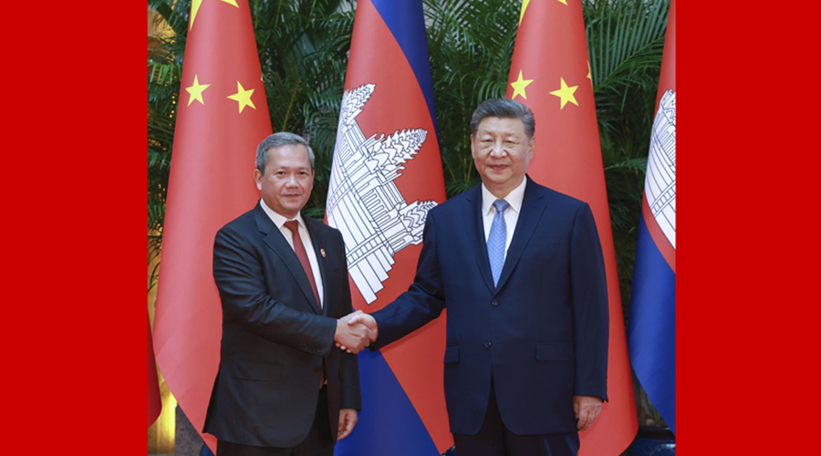 习近平会见柬埔寨首相洪玛奈