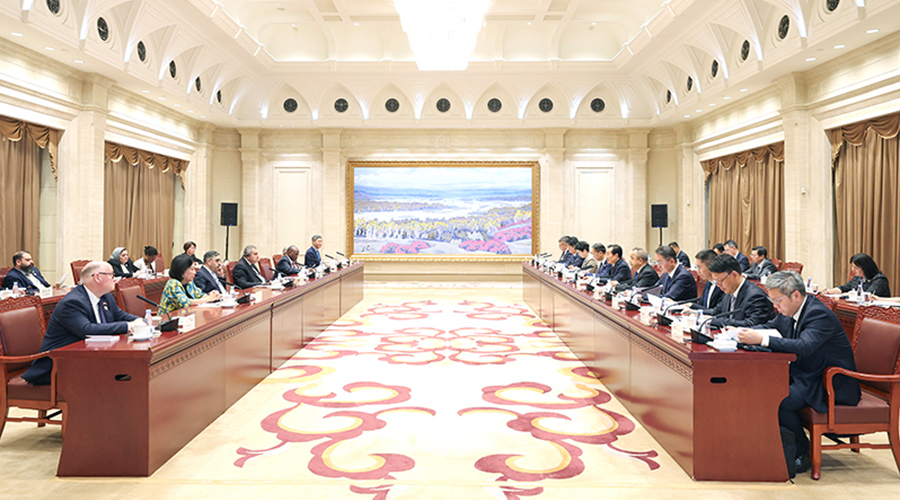 陈小江艾尔肯·吐尼亚孜会见“一带一路”国际合作高峰论坛咨询委员会委员