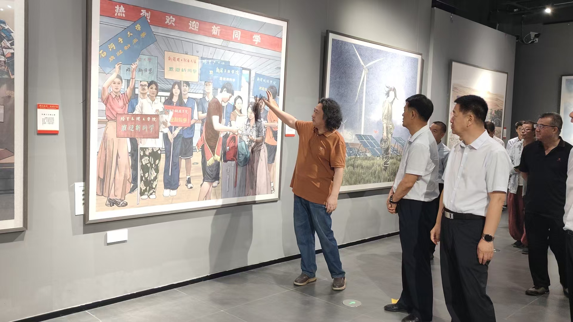 观赏画作。梁艳摄.jpg