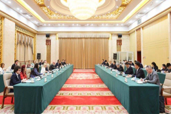 陈小江艾尔肯·吐尼亚孜会见第十八届欧洲外交官研讨班一行