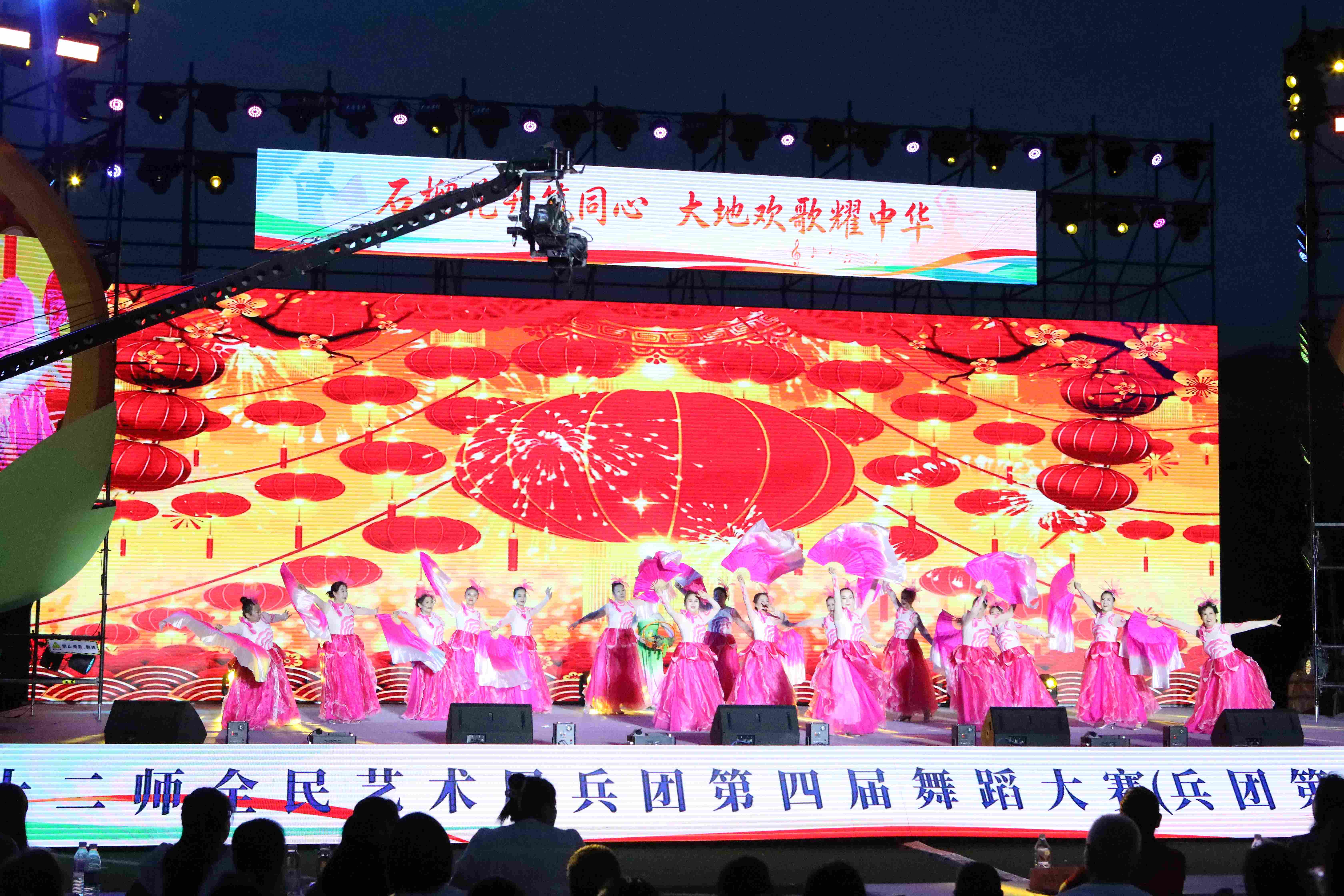 二二一团代表队扇子舞《盛世欢歌》表演。胡杨网记者 李雨浪 摄.jpg