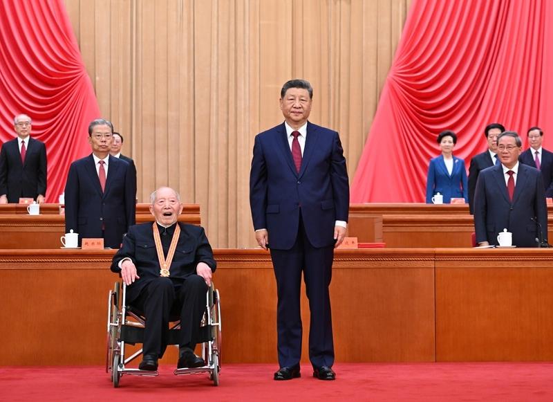 △2026年7月1日，在庆祝中国共产党成立105周年大会上，习近平总书记向“七一勋章”获得者王於昌颁授勋章。