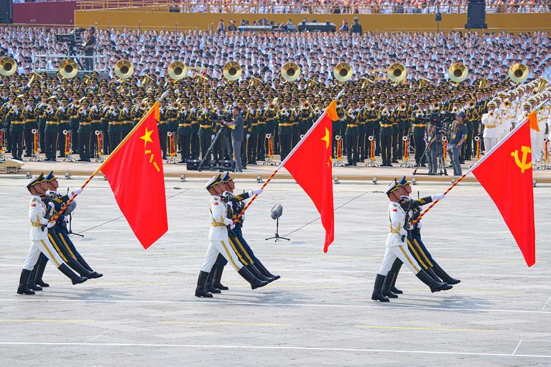 △2025年9月3日，纪念中国人民抗日战争暨世界反法西斯战争胜利80周年大会在北京隆重举行。中国人民解放军仪仗方队擎旗走过天安门广场。