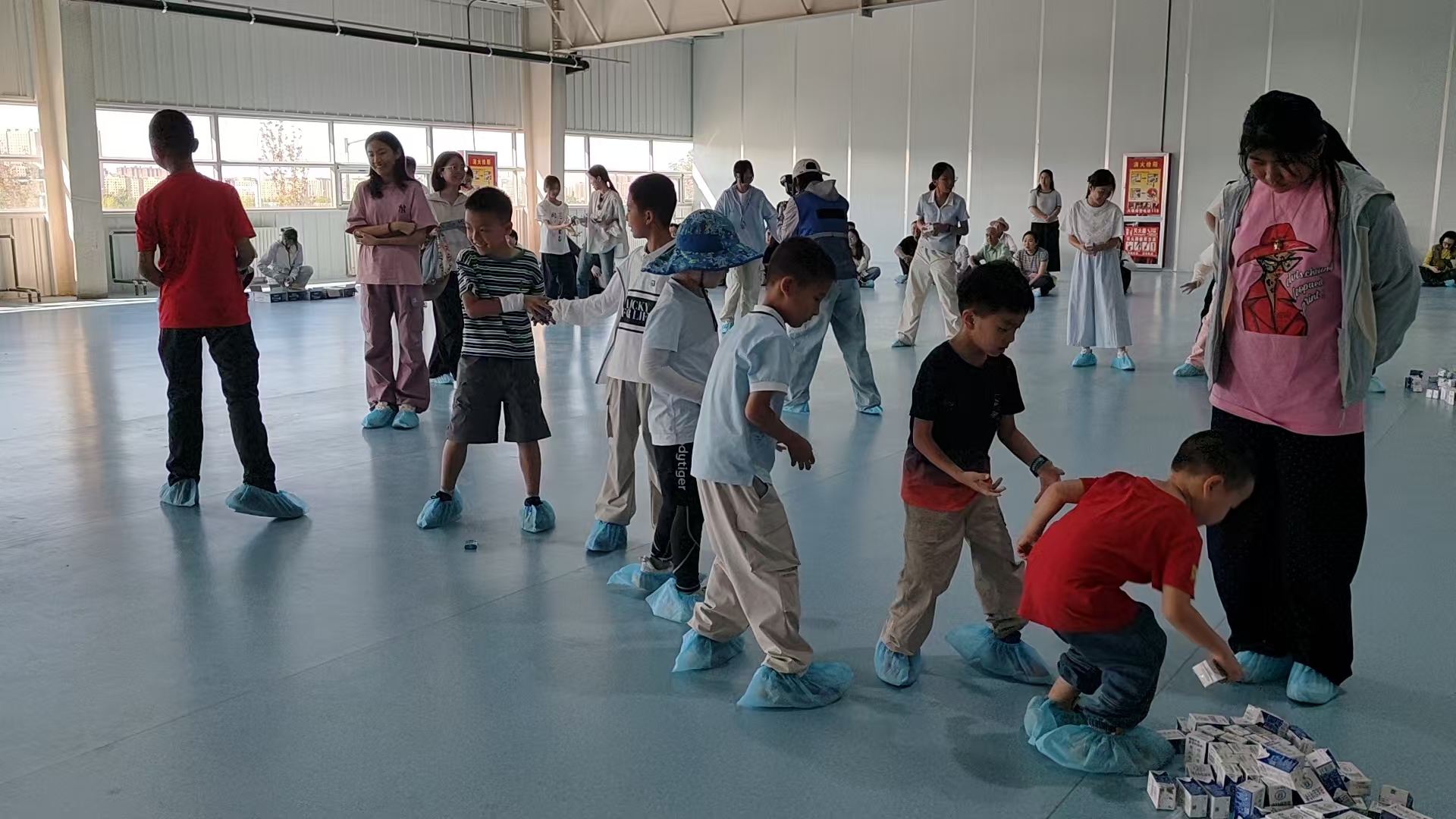 游戏中，孩子们化身牛奶搬运工。梁艳摄.jpg