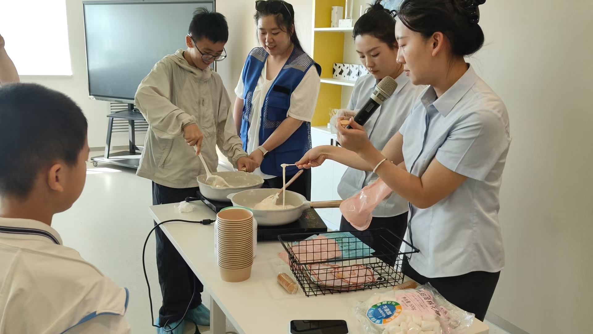 孩子们体验亲手融化牛轧糖，制作夹心饼干。梁艳摄.jpg