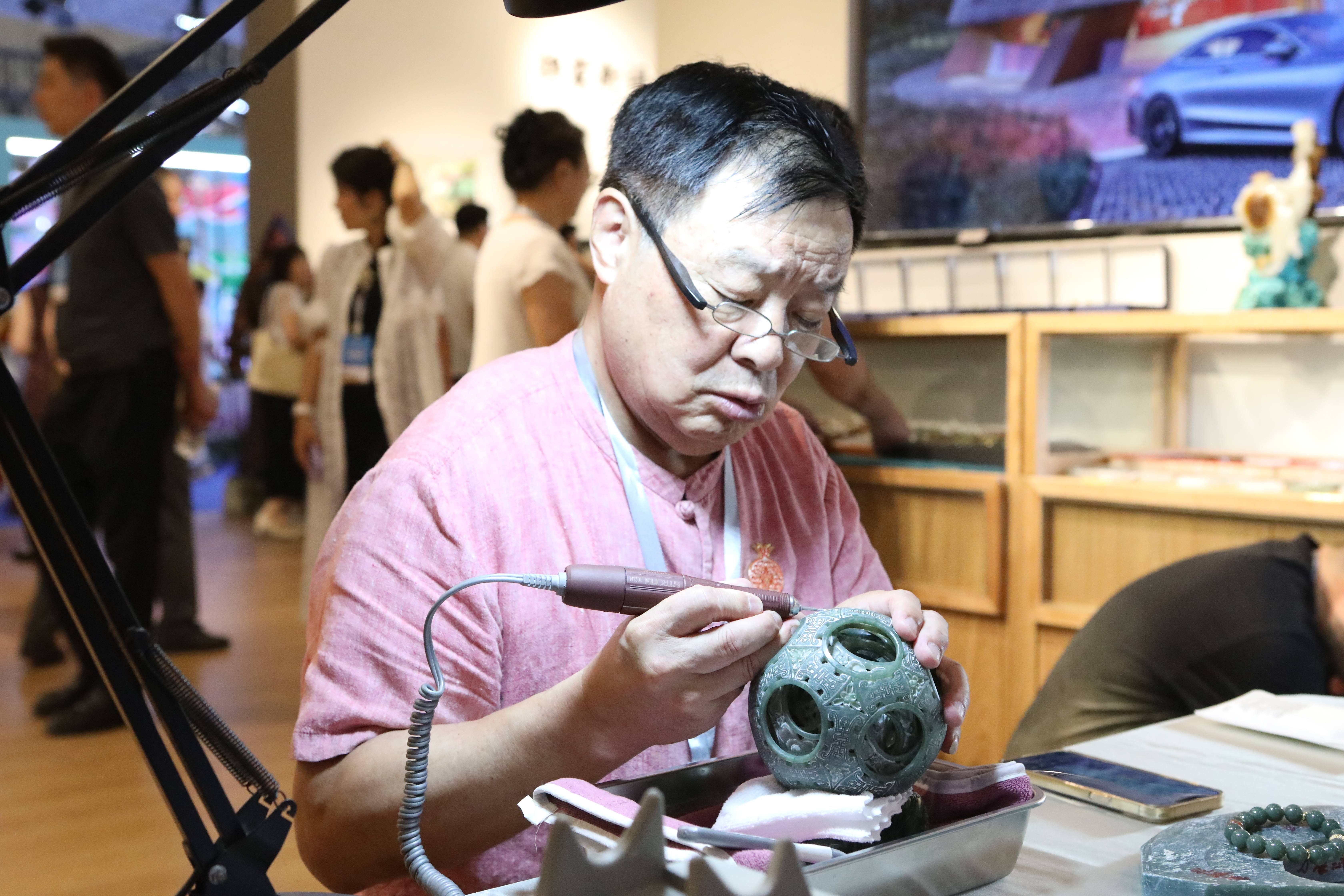 仵海州在场馆里雕刻作品《豫疆同心》。胡杨网记者 李雨浪 摄.jpg