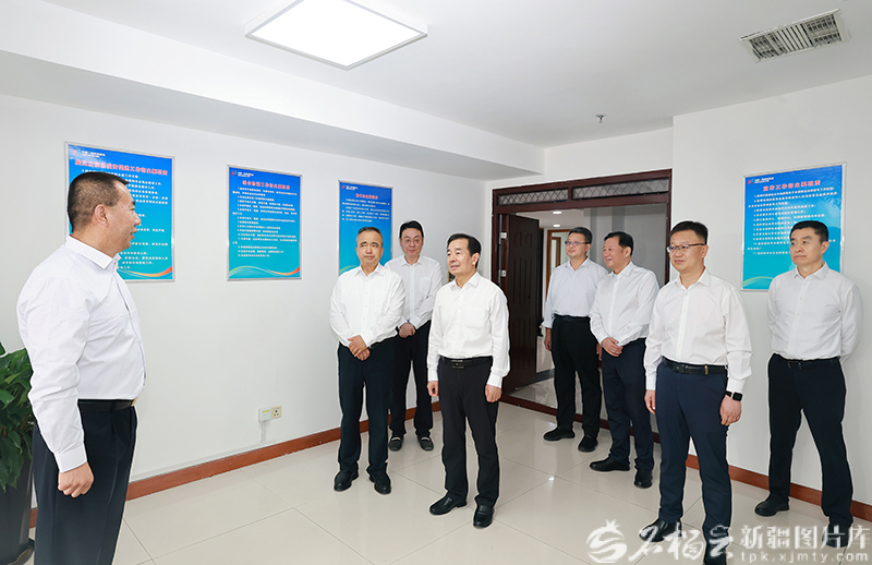陈小江艾尔肯·吐尼亚孜在自治区商务厅调研座谈