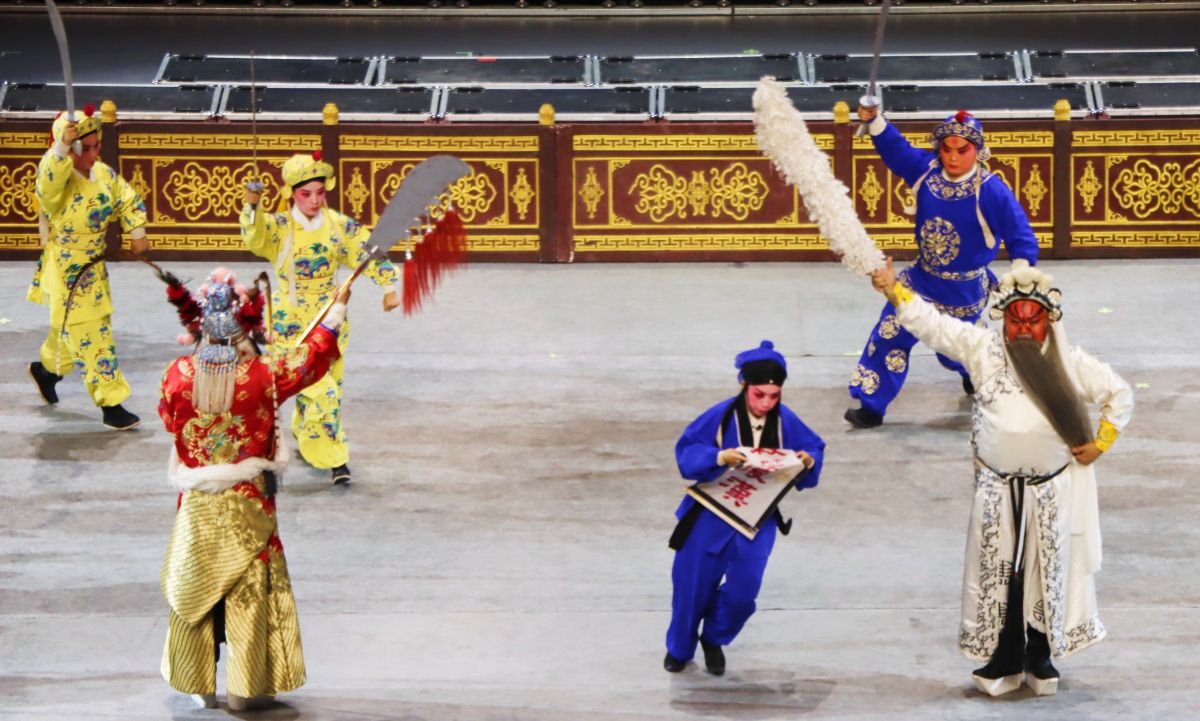 演员们刀枪齐舞，阵容严整，将剧中家国纷争的紧张场面生动呈现在舞台之上。刘万乐摄.jpg