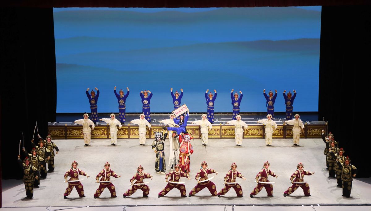 甘肃安万秦腔剧院《兴汉图》大型群戏场面，众多演员同台演绎，阵容恢弘。 刘万乐摄.jpg