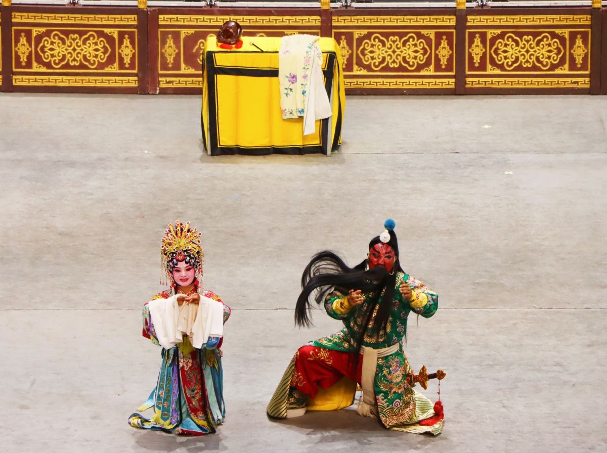 花脸演员安万与旦角演员跪台对戏，唱念做打，用情演绎剧中人物悲欢，台下掌声阵阵。 刘万乐摄.jpg