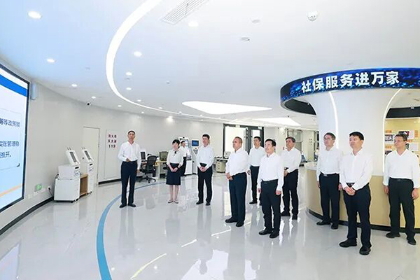 陈小江艾尔肯·吐尼亚孜在自治区人力资源和社会保障厅调研座谈