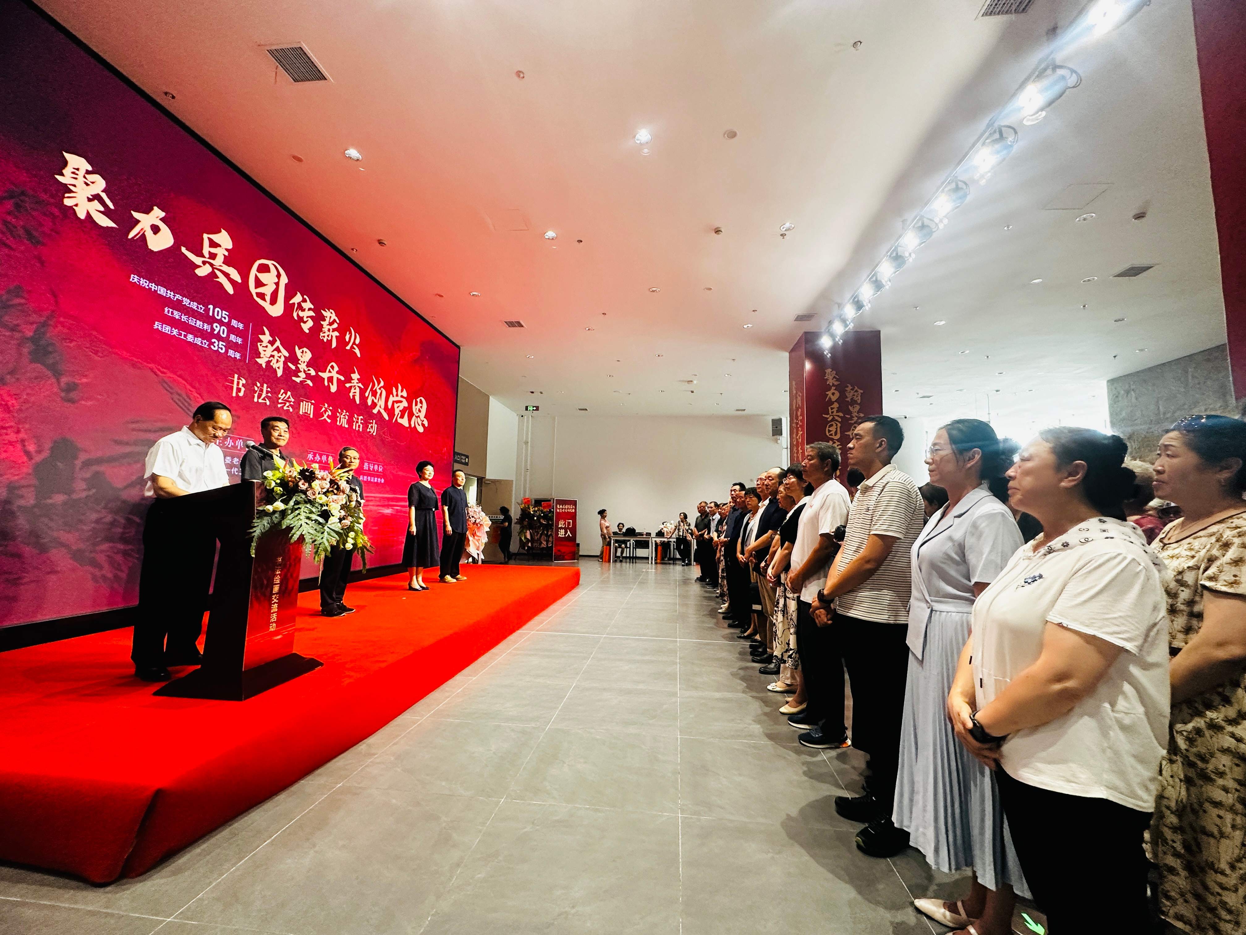 8月14日，“聚力兵团传薪火·翰墨丹青颂党恩”书法绘画交流活动在乌鲁木齐开幕。李萍 摄.jpg