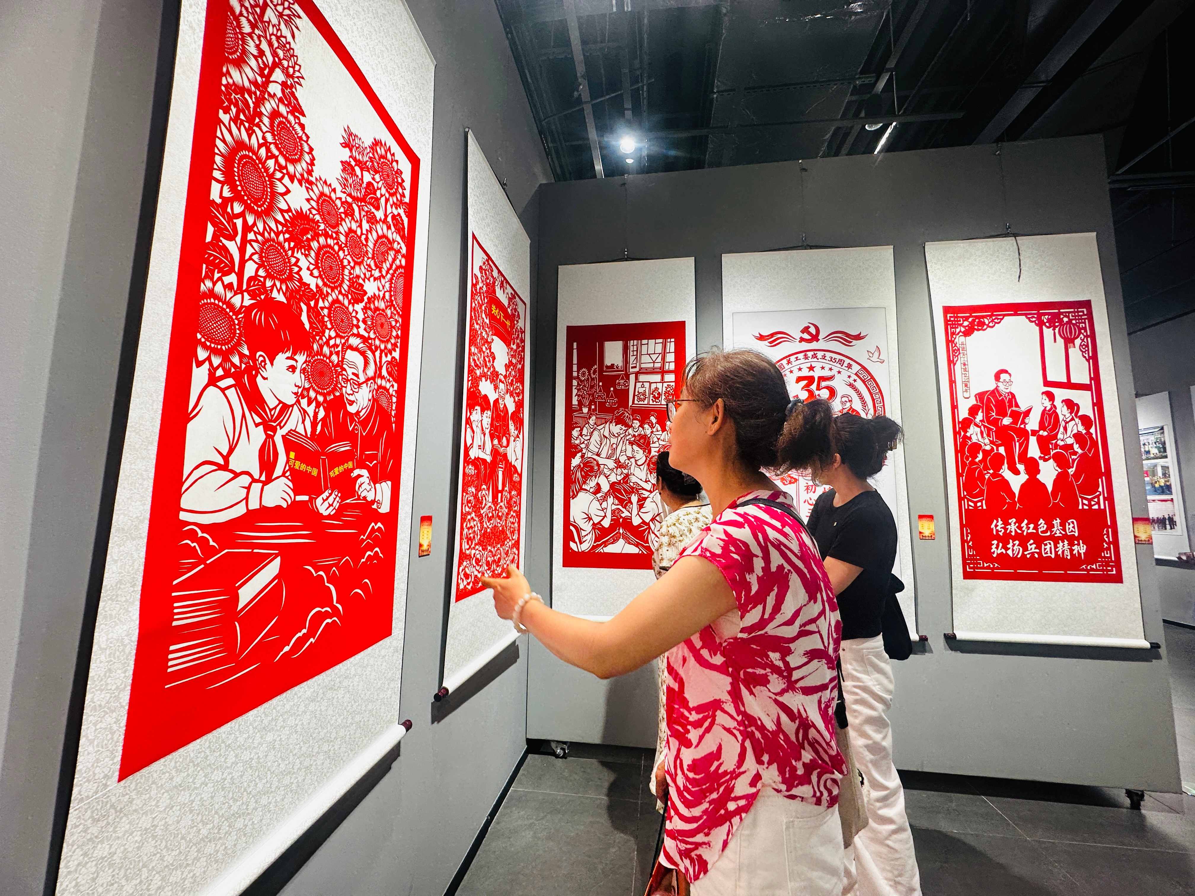 观众在展览现场参观兵团特色剪纸艺术作品。李萍 摄.jpg