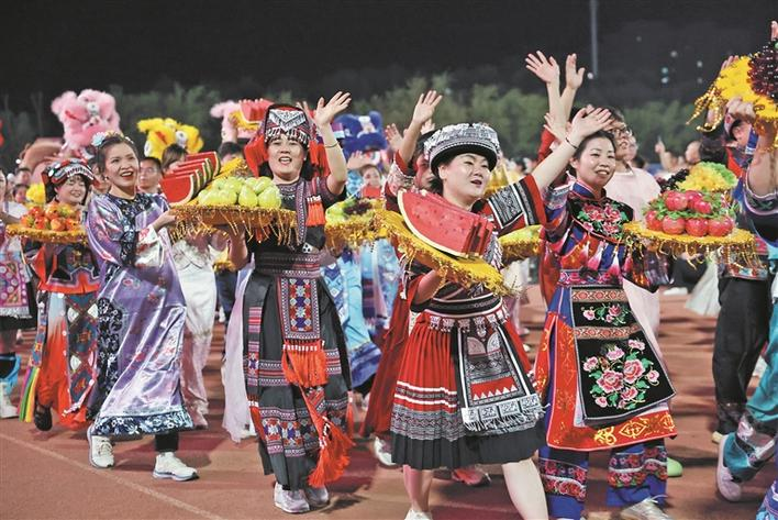 8月16日，“大美新疆·热血兵超”2026年新疆兵团全民足球超级联赛决赛方阵巡游现场，各族群众身着盛装，手捧鲜果载歌载舞阔步前行。杜仪 朱小丽 摄