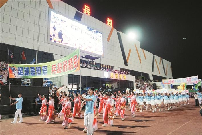 8月16日，“大美新疆·热血兵超”2026年新疆兵团全民足球超级联赛决赛在六师五家渠市体育运动公园举办。图为六师五家渠市特色巡游方阵精彩亮相。兵团日报全媒体记者 常丫丫 马燕 摄