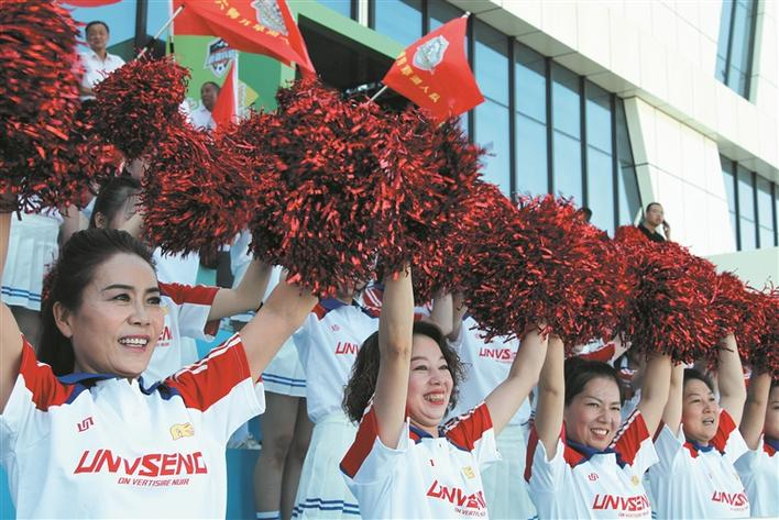 8月16日，“大美新疆·热血兵超”2026年新疆兵团全民足球超级联赛决赛在六师五家渠市体育运动公园举办。图为啦啦队为运动员们加油助威。兵团日报全媒体记者 马燕 实习记者 宋石磊 摄