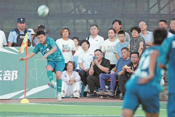 8月16日，“大美新疆·热血兵超”2026年新疆兵团全民足球超级联赛决赛在六师五家渠市体育运动公园举办。图为球迷在现场观赛。兵团日报全媒体记者 李柏成 摄