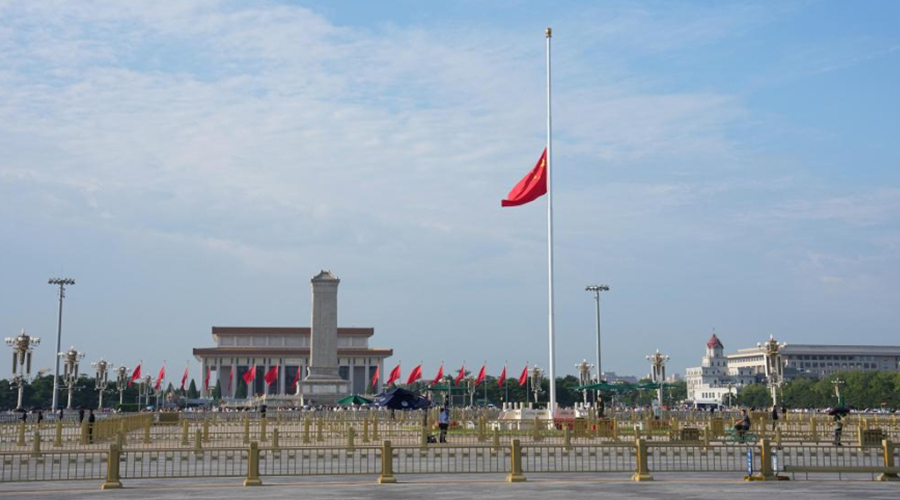 天安门下半旗悼念朱镕基同志